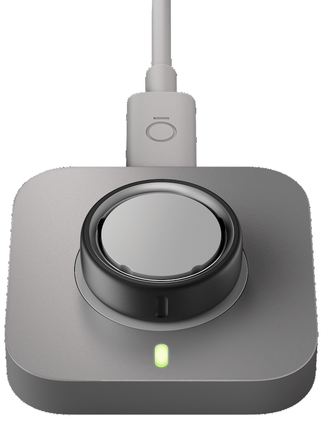 Oura Ring 4 sur son chargeur USB-C
